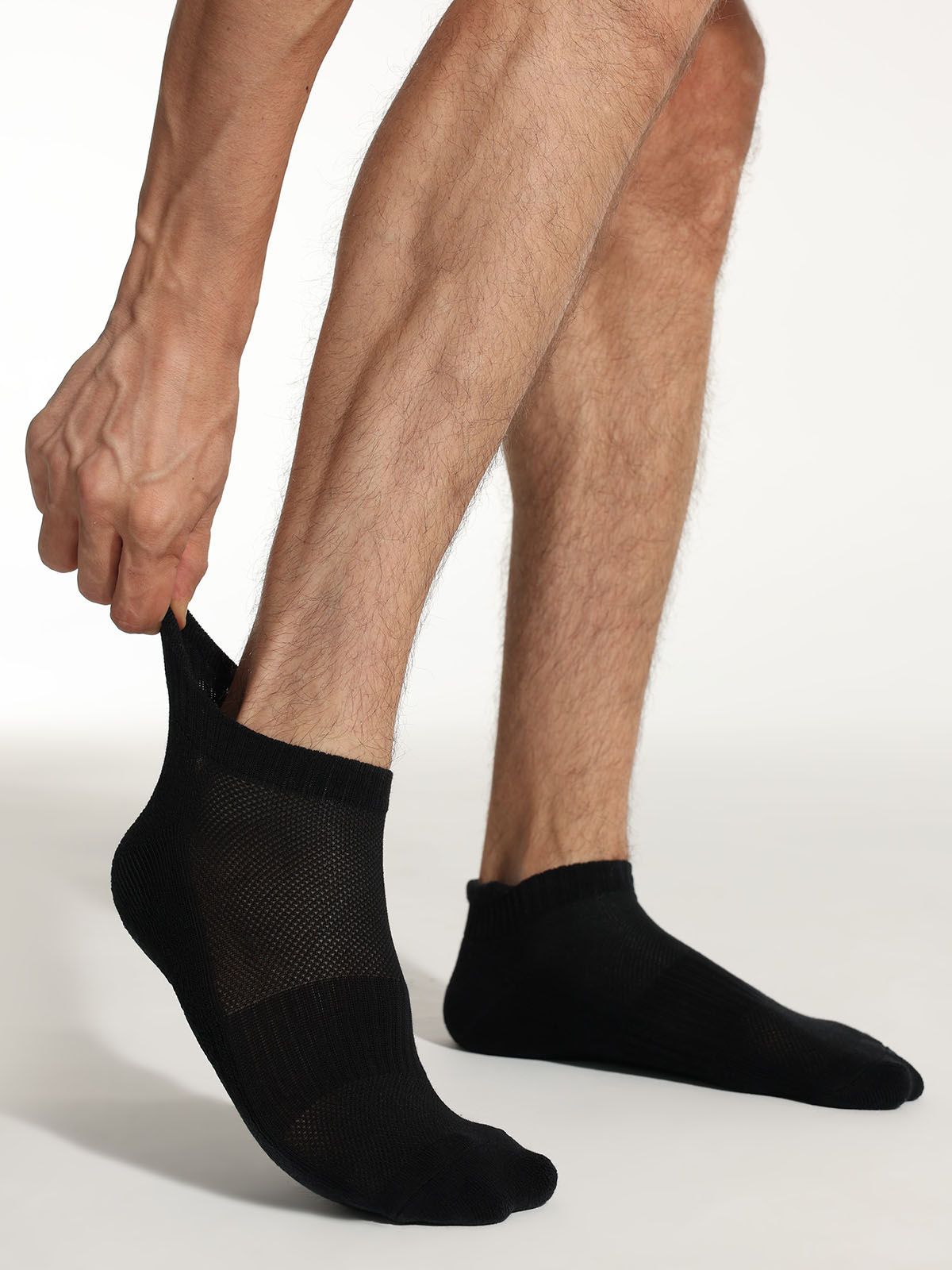 ys02-men-black-1 Elastic cuff texture on black cushioned ankle socks