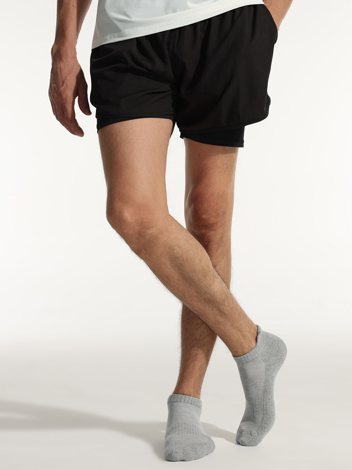 Elastic cuff texture on grey cushioned ankle socks