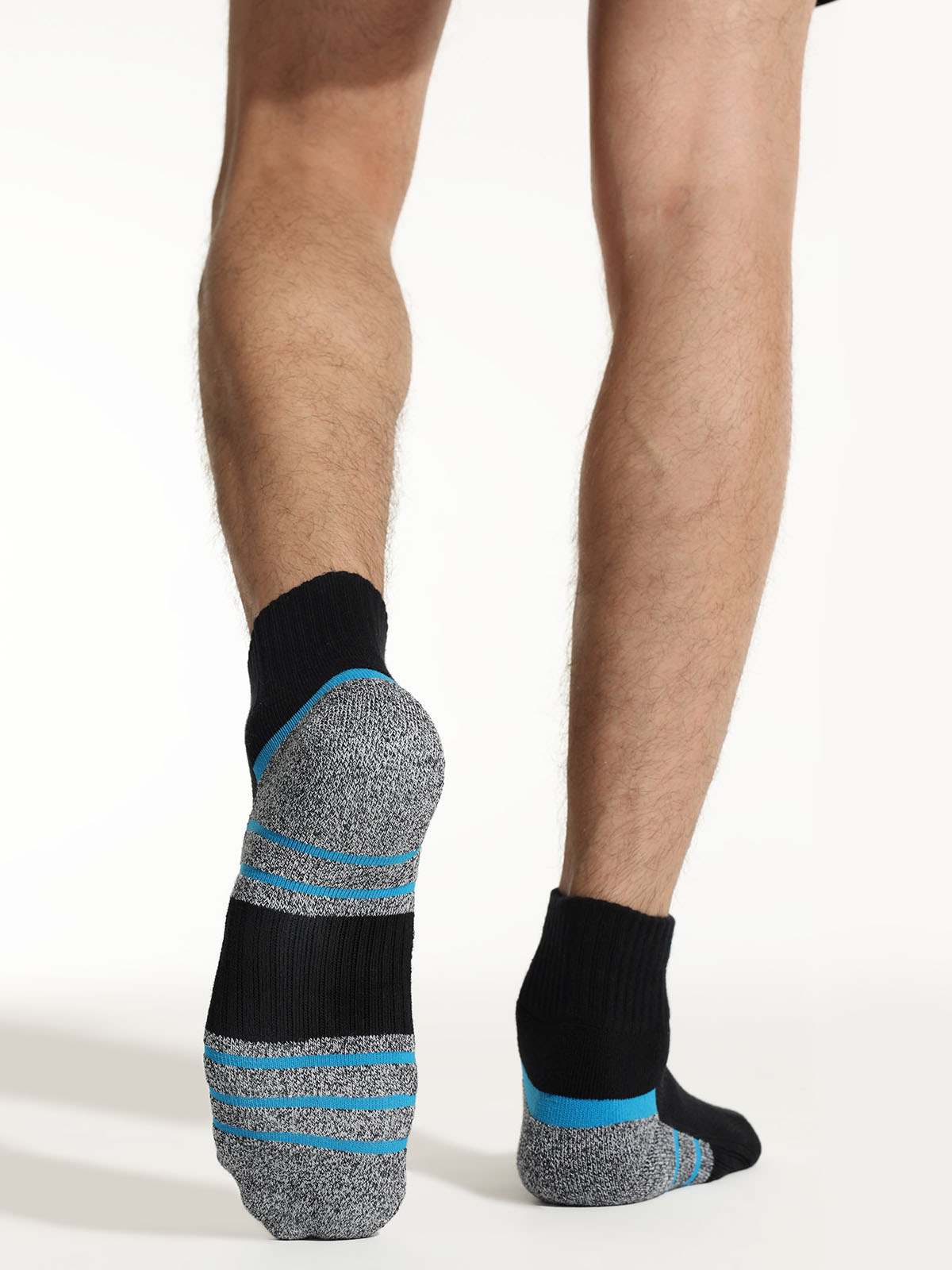 dt07-black blue-2 men wearing black blue cushioned socks during workout