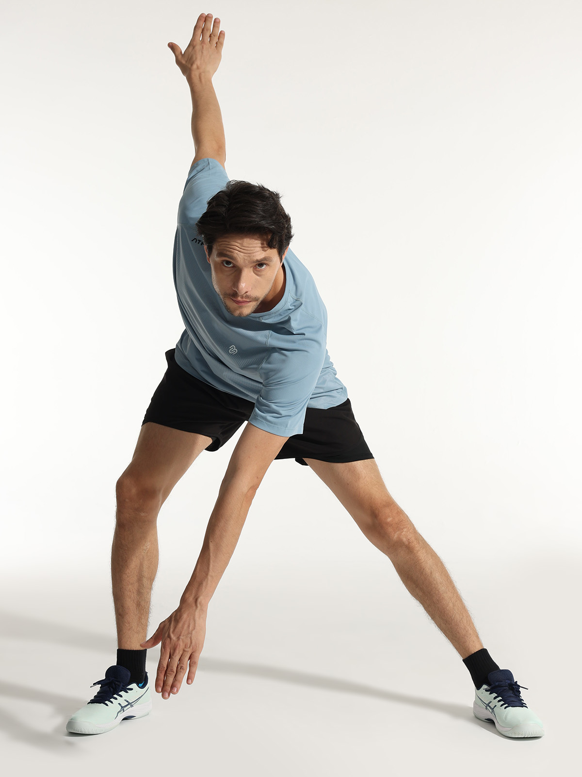 dt07-black blue-4 men wearing black blue cushioned socks during workout